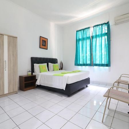 Hotel Huswah Airport Тангеранг Экстерьер фото