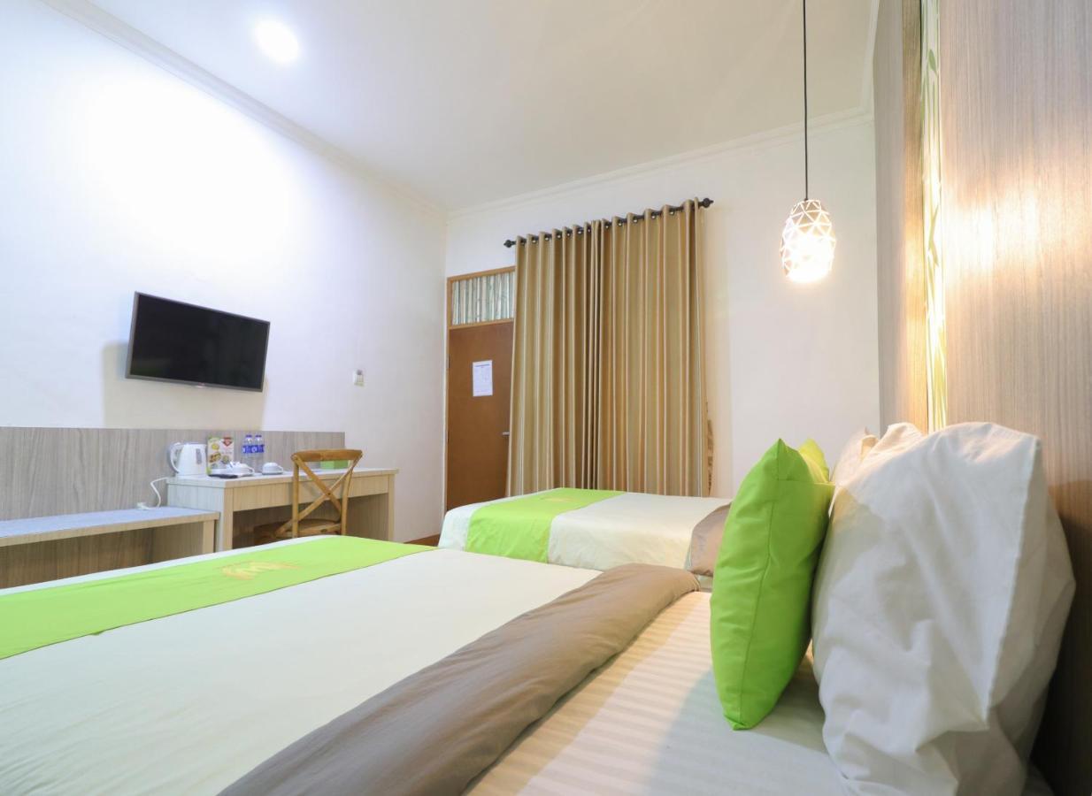 Hotel Huswah Airport Тангеранг Экстерьер фото