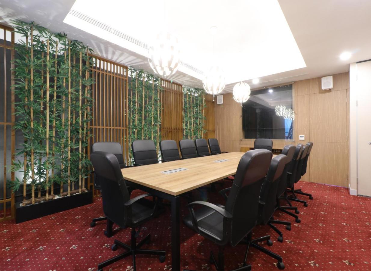Hotel Huswah Airport Тангеранг Экстерьер фото