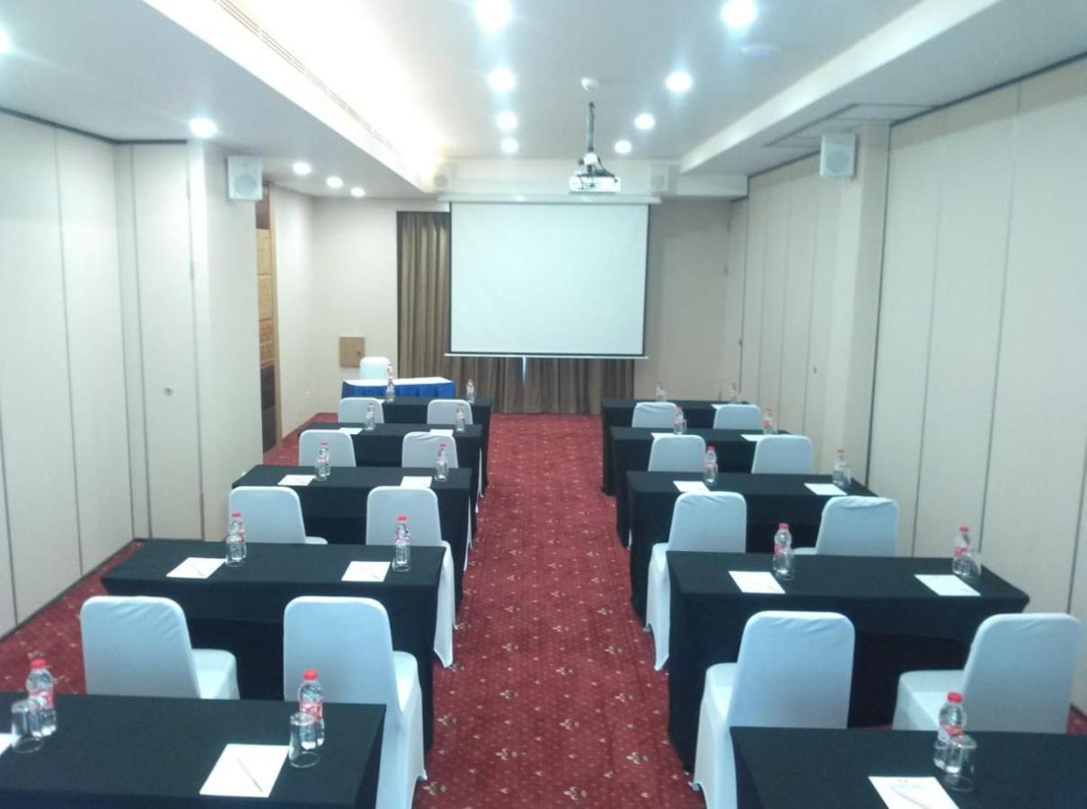 Hotel Huswah Airport Тангеранг Экстерьер фото